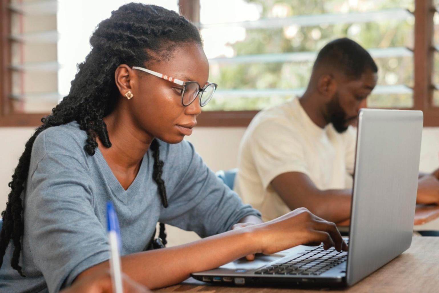 Moderne Arbeitsumgebung für Finanzanalyse mit mehreren Bildschirmen und Datenvisualisierungen