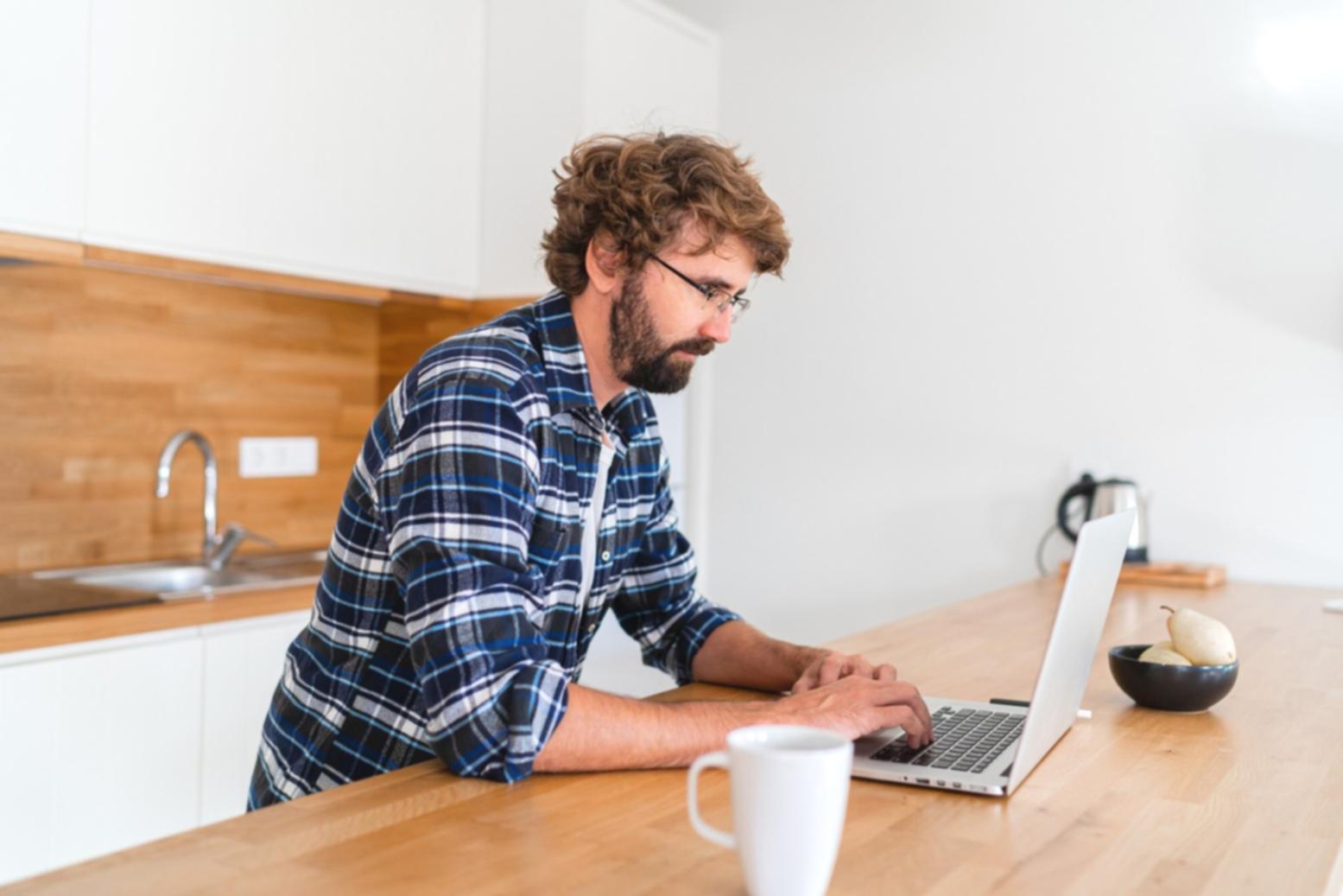 Team bei der Analyse von Finanzdaten und Markttrends