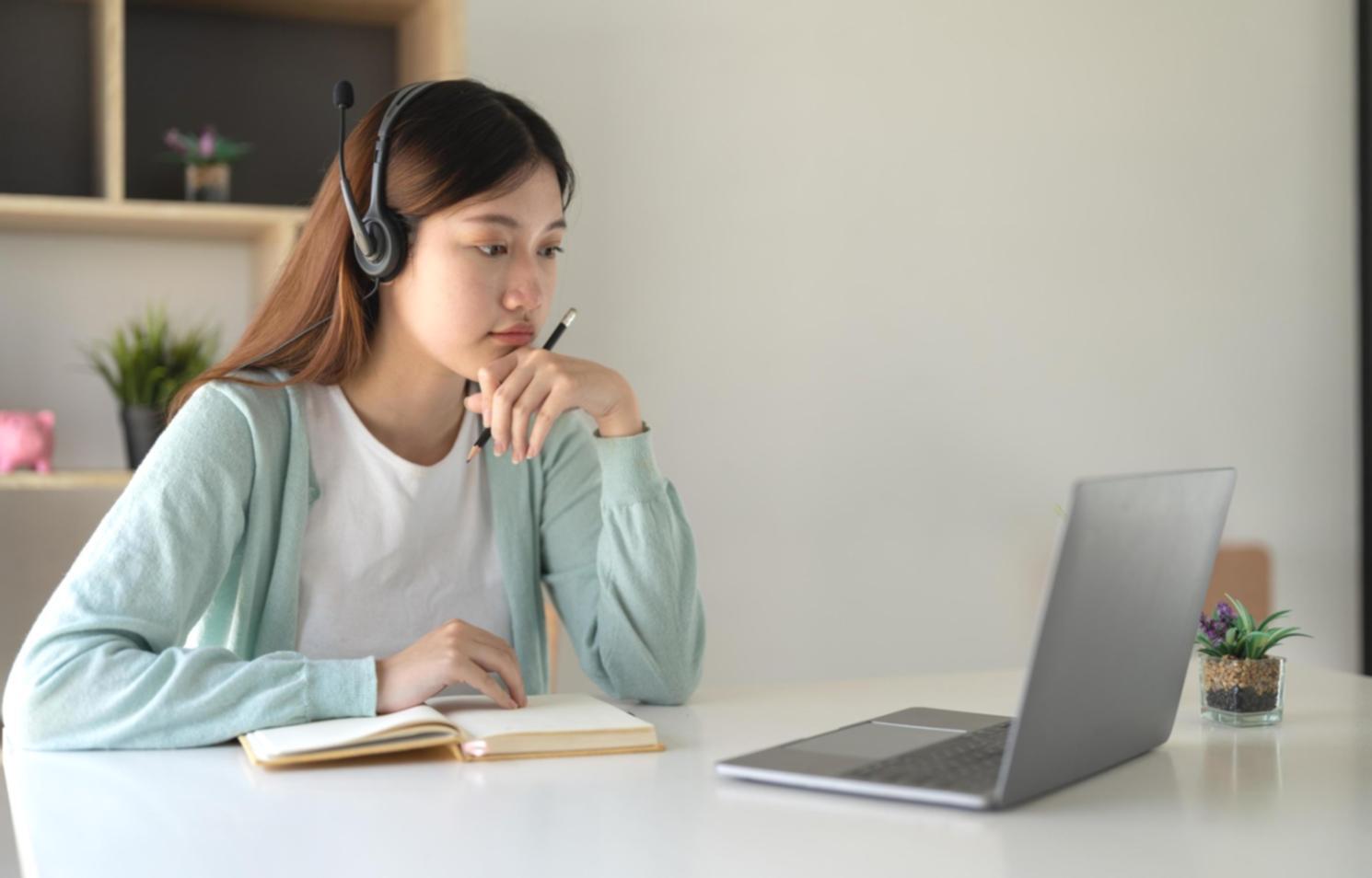 Professionelles Team bei der Finanzanalyse am modernen Arbeitsplatz