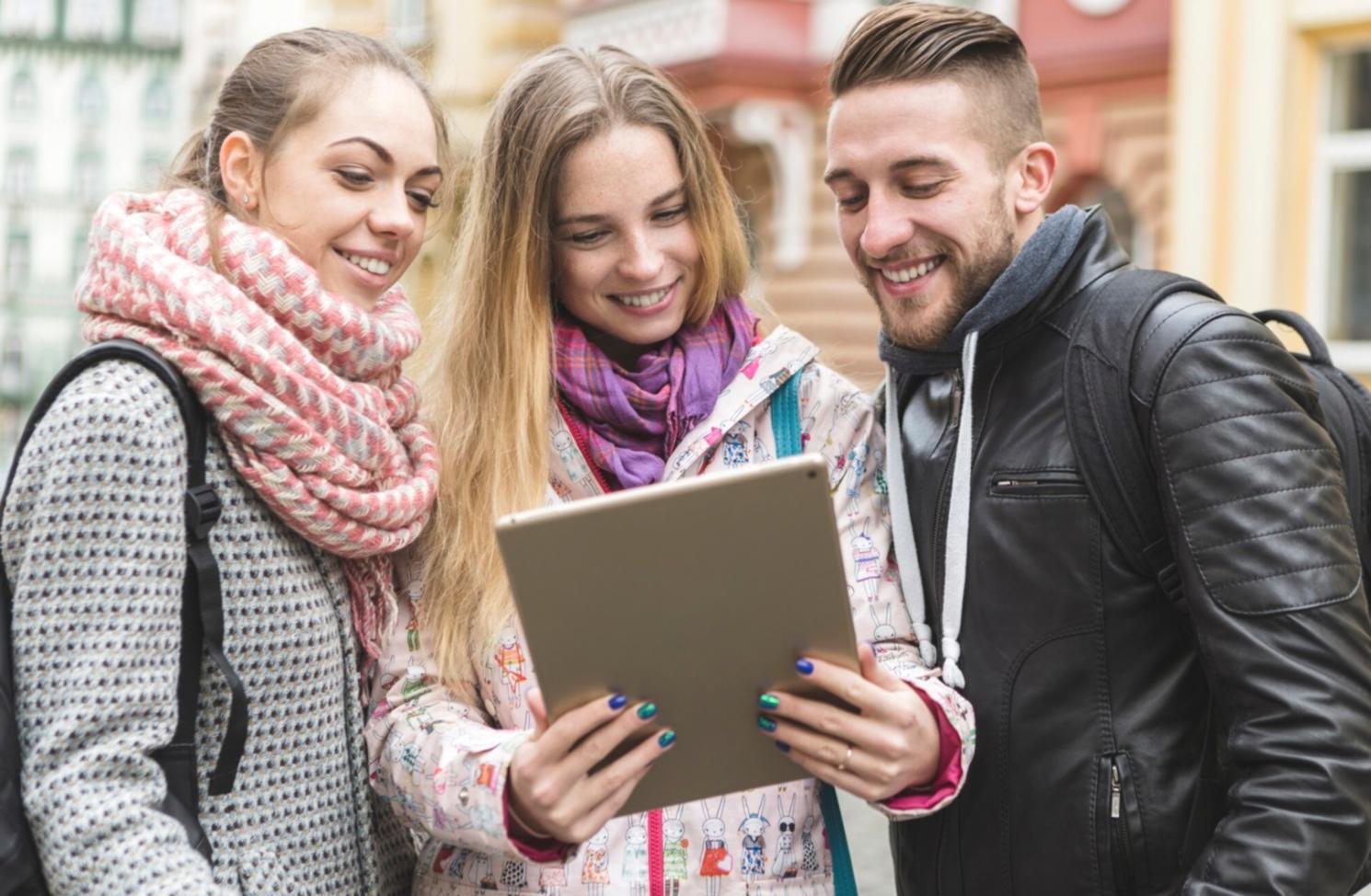 Überprüfung von Finanzdaten auf mehreren Monitoren in einem Analysebüro